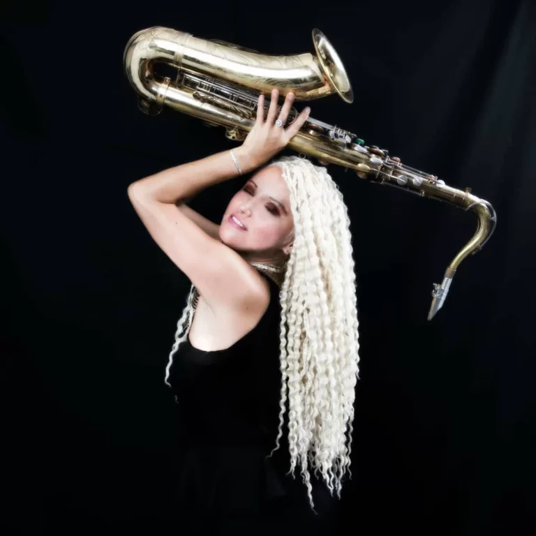 denora-singer-saxophonist-dj